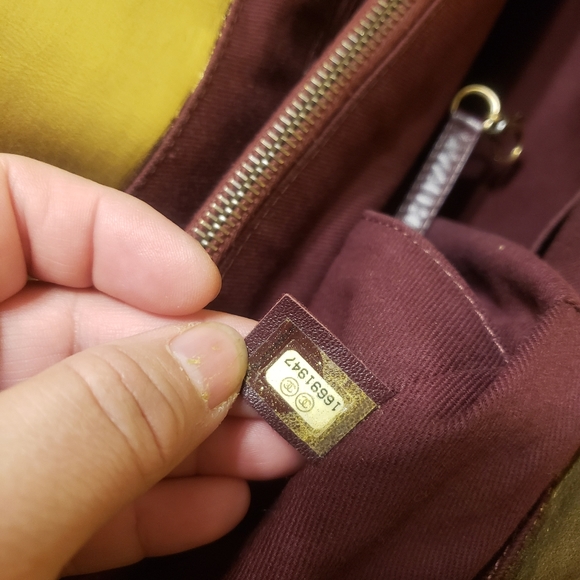 CHANEL Paris-Bombay Stingray Tote - Picture 15 of 17